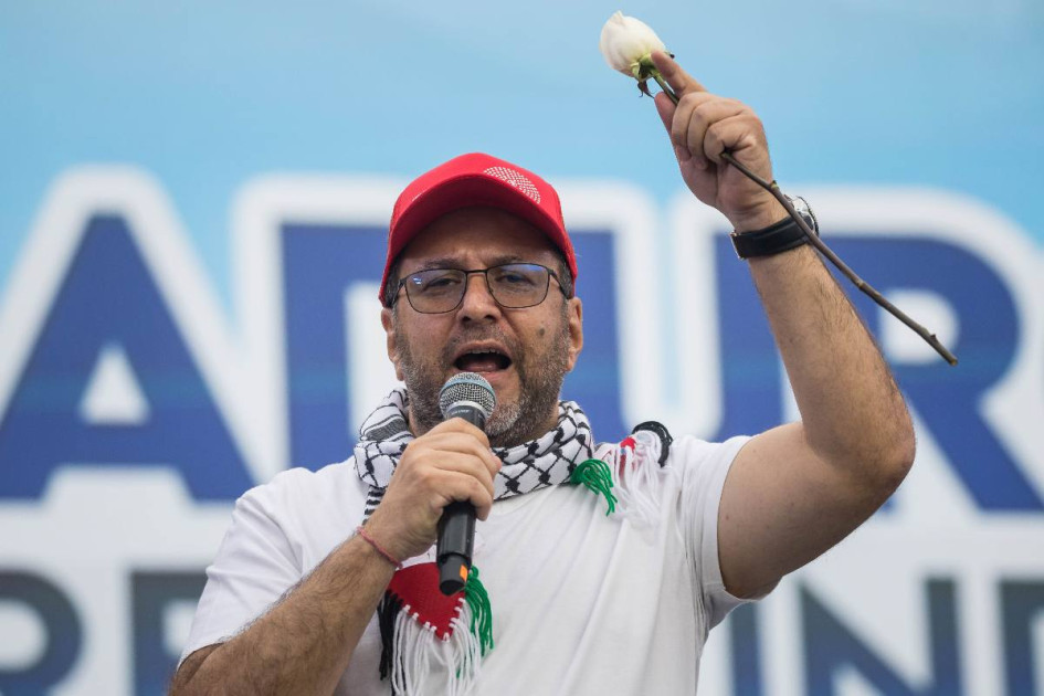 Gil llamó a los países de América Latina a reforzar su unidad ante el despliegue militar de Estados Unidos, que, según dijo, se desarrolla con la "excusa perversa" de una operación contra el narcotráfico en el mar Caribe. 