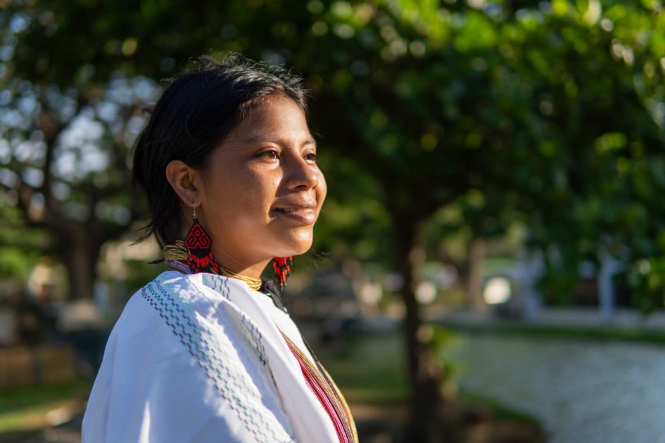 Siney Torres Villafañe, joven arhuaca del pueblo Gunmaku en Santa Marta, comparte su experiencia en el acceso a la educación superior en Colombia. 