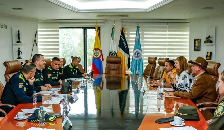 El alcalde de Manzanares, Enrique Botero, y los conservadores Rubén Darío Giraldo(diputado) y Juana Carolina Londoño (representante a la Cámara) se reunieron con la cúpula de la Policía en Bogotá.