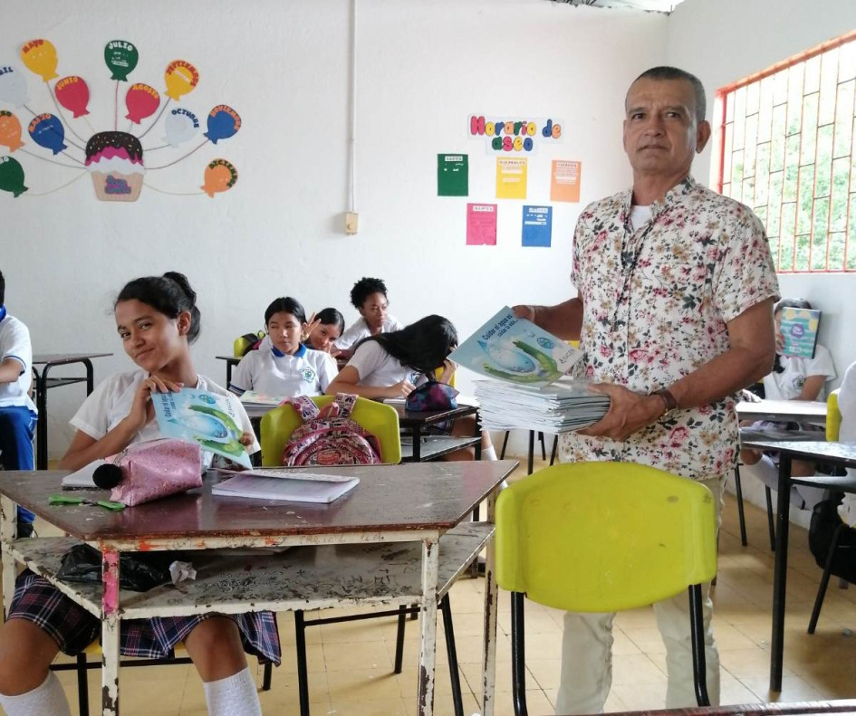La Institución Educativa Isaza, impulsada por el docente Julián Díaz, ha plantado cerca de 200 árboles frutales en su comunidad.