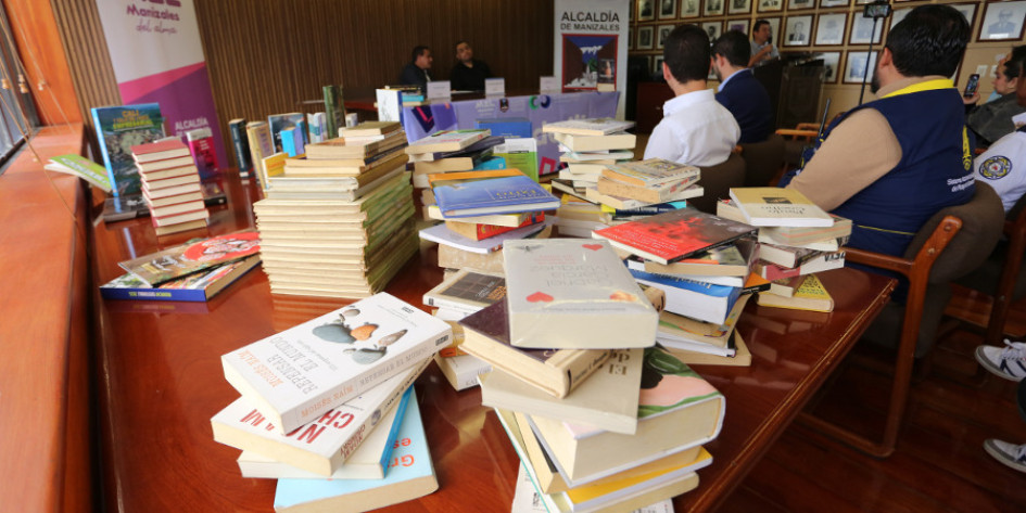 En el hall de la Cámara de Comercio de Manizales por Caldas y en la Plazoleta de la Alcaldía de Manizales se instalaron mesas para hacer la recopilación de libros usados. 