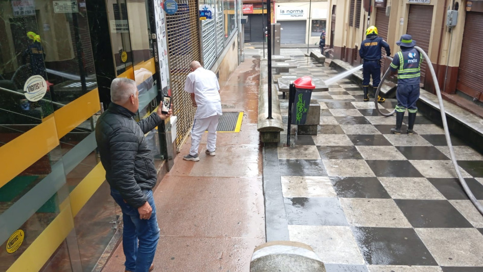Con la ayuda de Emas y el Cuerpo Oficial de Bomberos ayer se iniciaron las obras de limpieza.