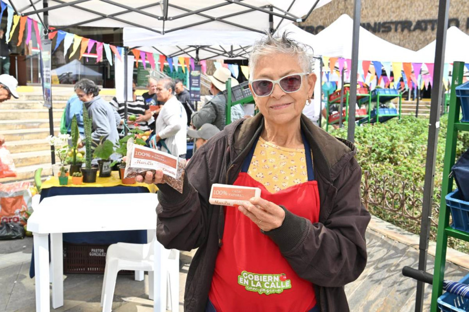 Martha Lucía Hoyos encontró en la producción de cacao, una nueva pasión al jubilarse. Con creatividad y dedicación, convirtió unos cuantos árboles de cacao en el origen de su marca Chocolate Marlú.