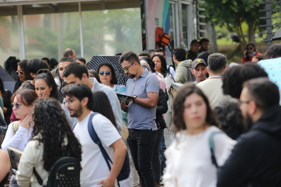 Cerca de 500 personas se reúnen para escuchar al escritor Mario Mendoza en la Universidad de Caldas, en Manizales. Así vivieron la espera ocho asistentes.