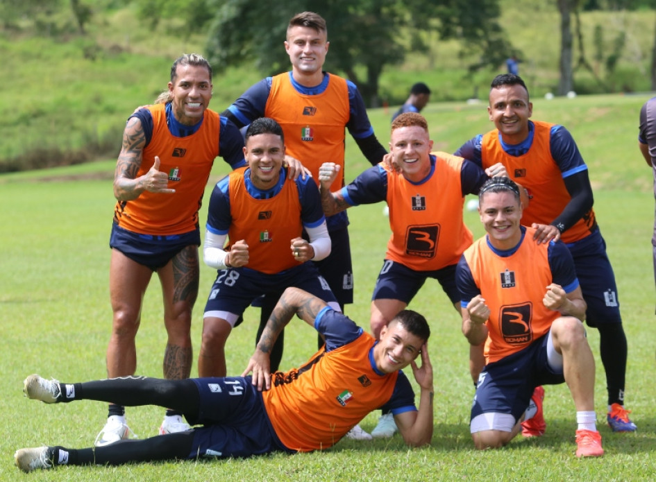 Dayro Moreno, Juan Camilo García, Dayro Moreno, Mateo Zuleta, Kevin Tamayo, Iván Rojas, Jefry Zapata y Juan Felipe Castaño posan para la foto. El Once Caldas jugará hoy, en Quito, el primero de los dos partidos por los cuartos de final de la Copa Sudamericana.