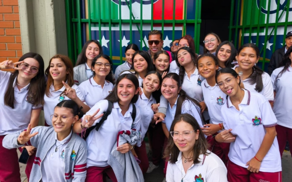 Dayro Moreno posa para la foto con estudiantes de la ciudad que fueron a esperarlo. El goleador estuvo con Colombia en las Eliminatorias.