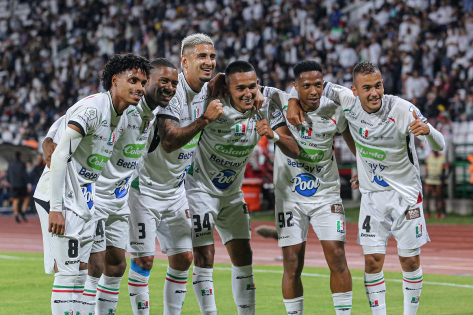 Con un gol de Jorge Cardona (centro), el Once Caldas venció a Envigado y se acerca al lote de los ocho mejores de la Liga. Este miércoles jugará en Ecuador contra Independiente del Valle por la Copa Sudamericana.