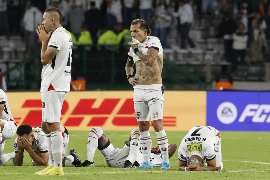 El desconsuelo de los futbolistas del Once Caldas luego de quedar eliminados, jugando mal, de la Copa Sudamericana.