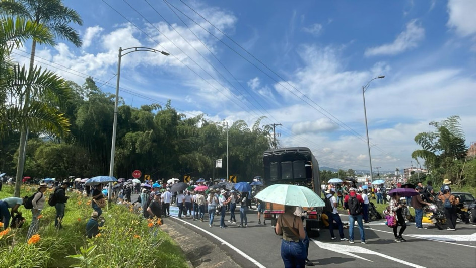 Unos 500 docentes del Eje Cafetero bloquean la vía La Romelia - El Pollo en protesta por los problemas de su sistema de salud. El plantón se extendería tres días.