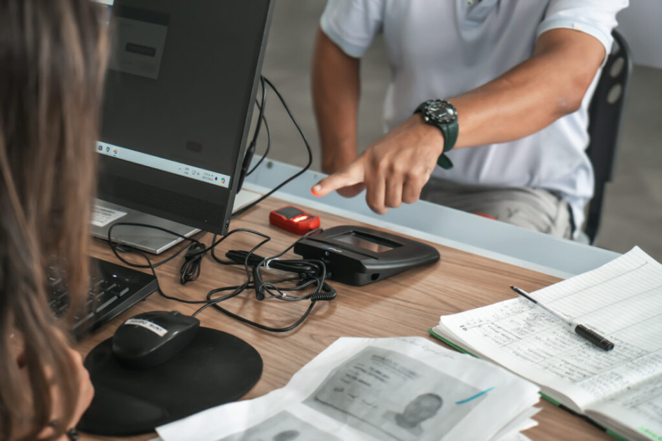 Tramitar la licencia de conducción en Caldas requiere inscripción en el RUNT, curso, exámenes médicos y trámite formal ante tránsito.