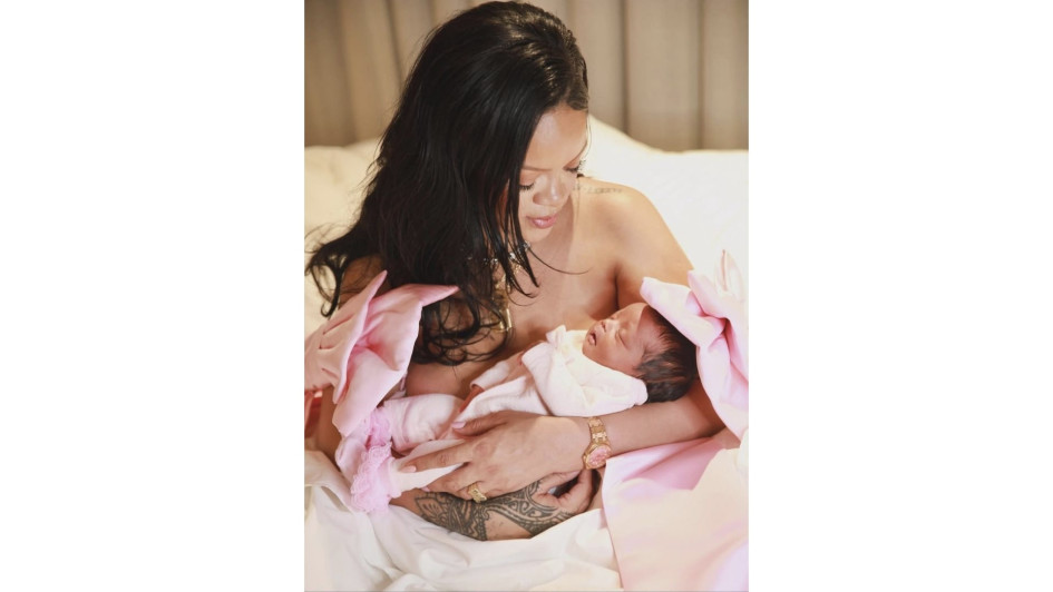 La cantante Rihanna con su hija Rocki. 