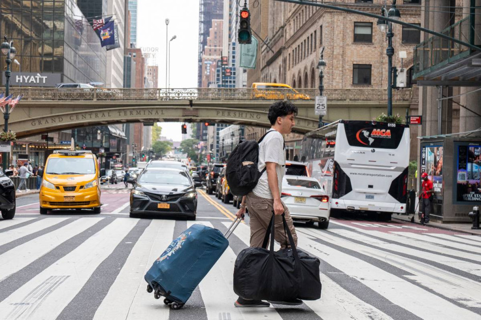 Una persona camina con maletas en el Grand Central Terminal este sábado, en Nueva York (Estados Unidos). 