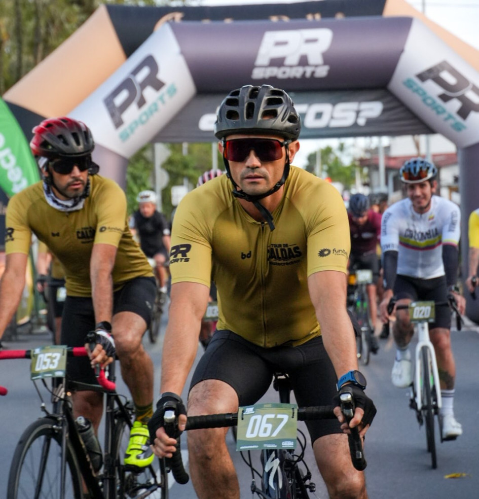 Los ciclistas del Tour Caldas 2025 partieron de un costado de Bellas Artes en Manizales.