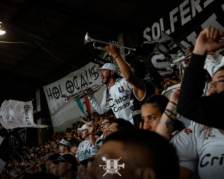 Rubén Alexánder Palacio (c), el hincha que alienta al Once Caldas con su trompeta. Sueño con tener 100 músicos a su lado.