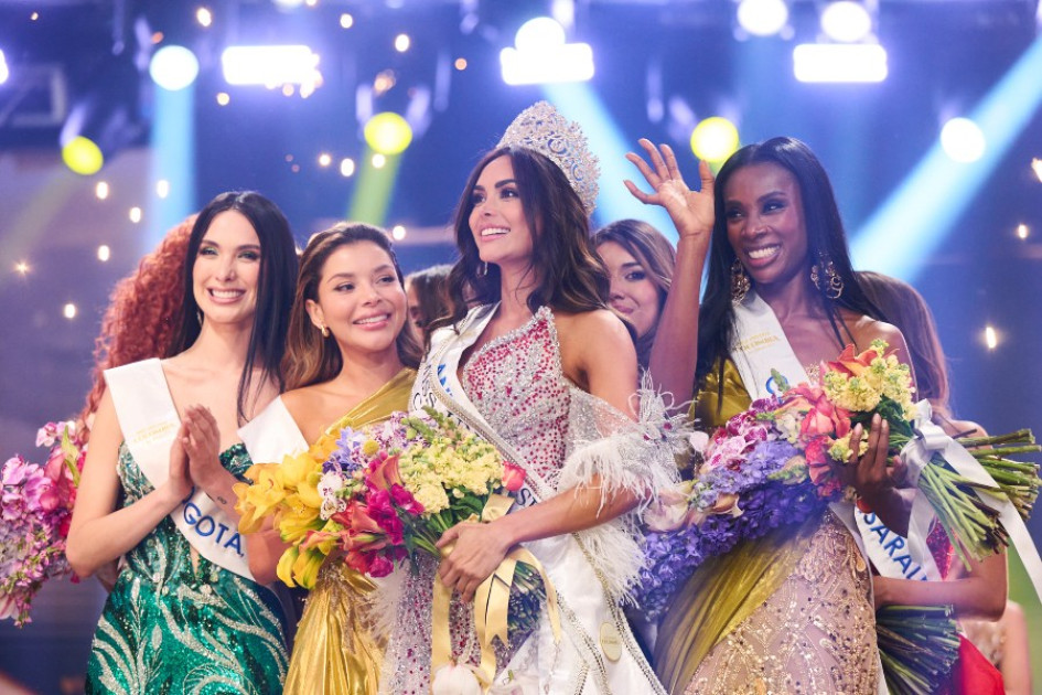 Vanesa Pulgarín, señorita Antioquia, nueva Miss Universe Colombia, acompañada de sus compañeras de certamen. 