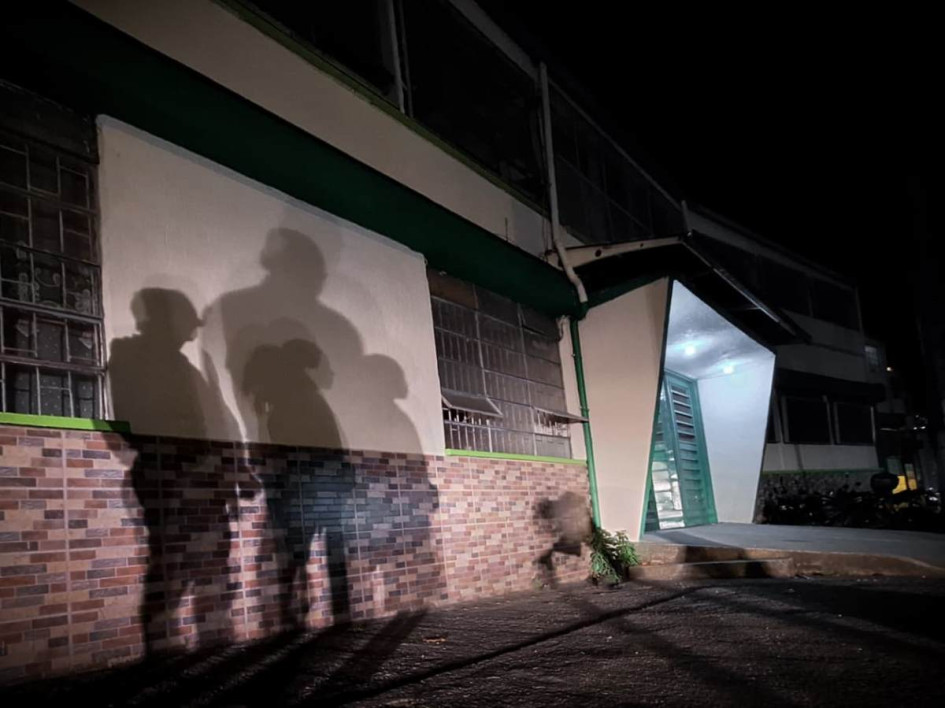 En colegios oficiales de municipios de Caldas, distintos de Manizales, la vigilancia está a cargo de una empresa privada que contrata la Gobernación. En otras sedes es el personal de porteros, de la Secretaría de Educación departamental, el que está pendiente en el día. 