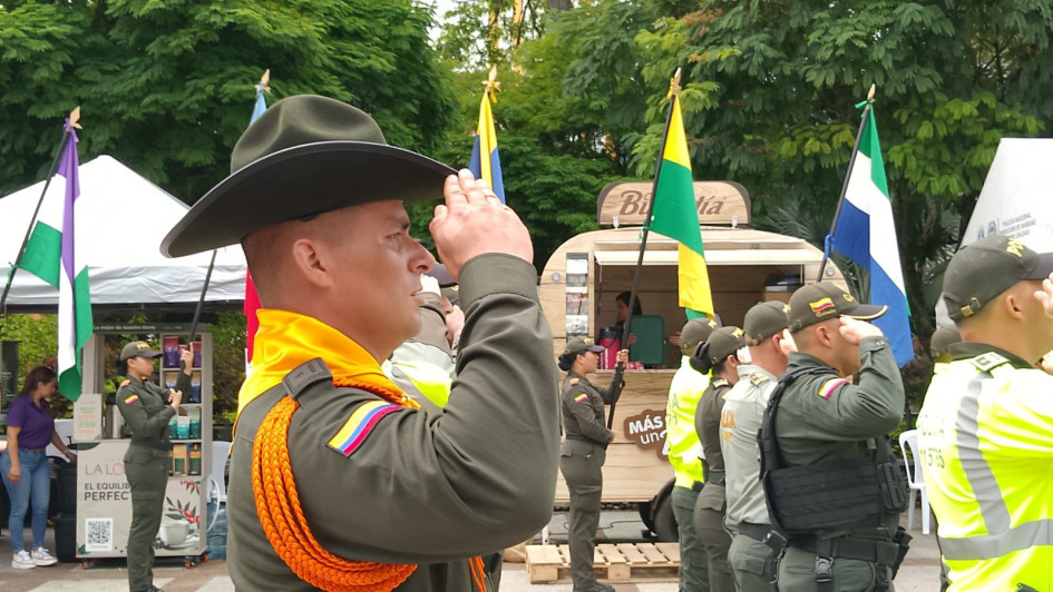 Chinchiná se prepara para recibir el Plan Cosecha 2025 en el Parque de Bolívar. Este evento marca la apertura oficial de la recolección de café de la cosecha de fin de año, la cual ya ha comenzado en muchas fincas. Durante la jornada, se explicará cómo se distribuirán los uniformados para custodiar tanto los cascos urbanos como las áreas rurales de los municipios cafeteros de Caldas, garantizando la seguridad y el orden durante la temporada.