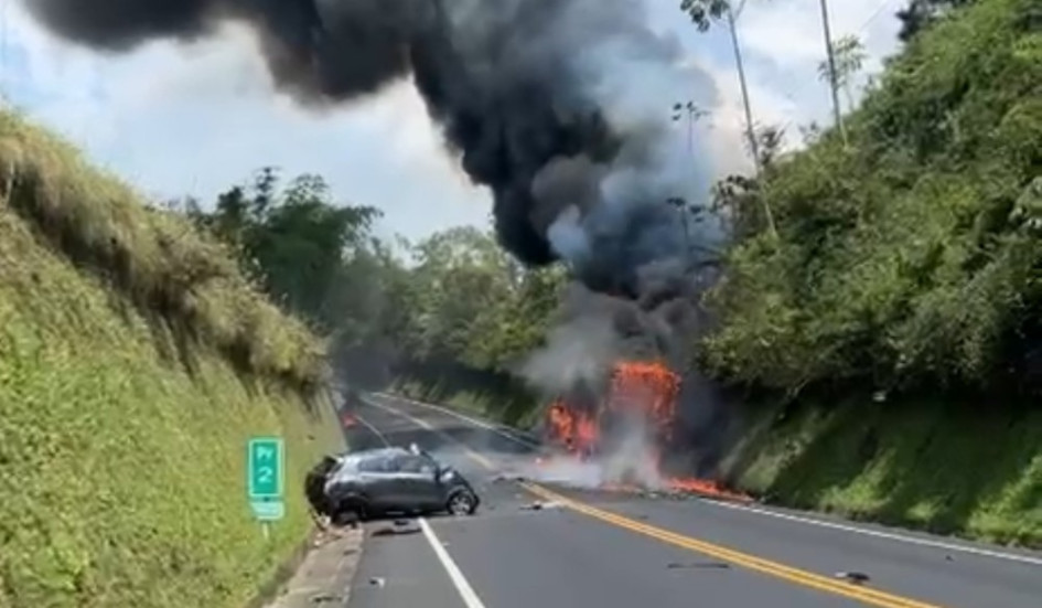 Producto de la colisión de ambos vehículos, el camión se incendió y provocó el cierre de la vía que comunica el Valle del Cauca con Armenia.