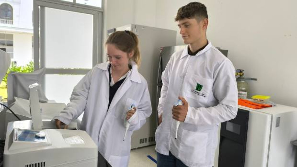 Foto I Cortesía Universidad de Manizales I LA PATRIA  Anna Rau, de la Universidad de Rostock, y Julian Etienne Koop, de la Universidad de Lübeck, ambas en Alemania, en el Laboratorio de Proyectos de Investigación de la Universidad de Manizales.