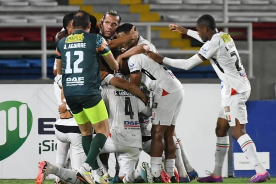Los jugadores del Once Caldas celebran el 1-0 parcial en la derrota 2-1 en su visita al América de Cali. El equipo perdió con los suplentes mientras que los titulares descansaron para la vuelta de la Copa Sudamericana.