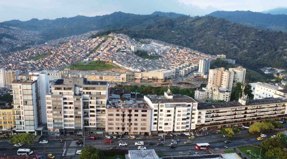 127 empresas compiten en una misma actividad en Caldas, pero ¿qué tan rentable es ese negocio? Así se reparten el pastel los sectores del departamento con más compañías. En la foto, la vista panorámica de la comuna Ciudadela del Norte (Manizales).