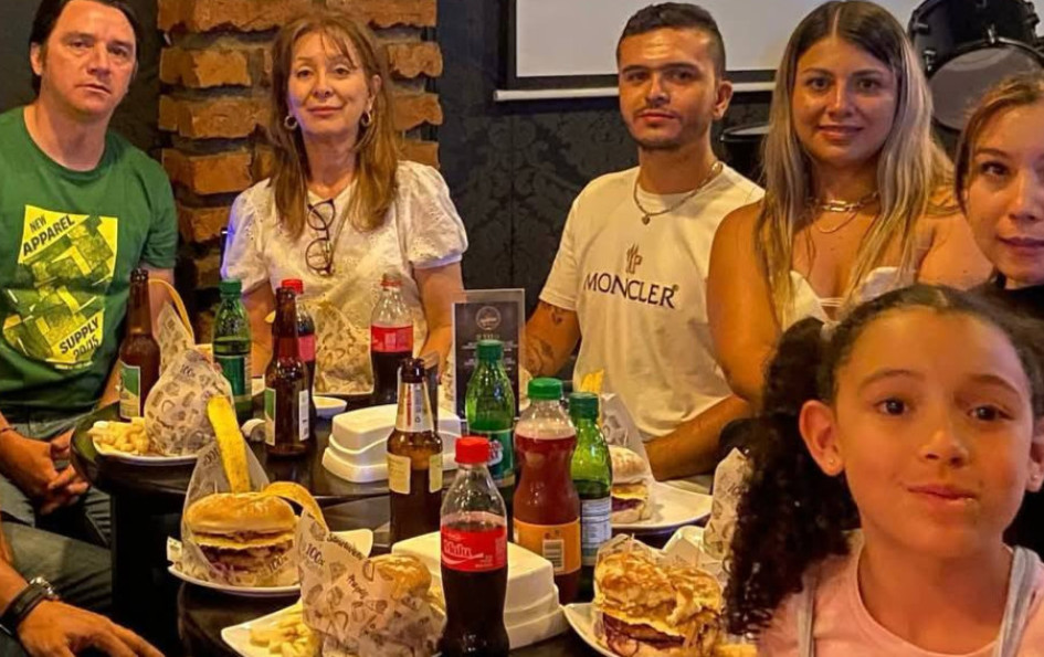 La comunidad hizo el recorrido por los diferentes establecimientos participantes y degustó hamburguesa en compañía de familiares y amigos. 