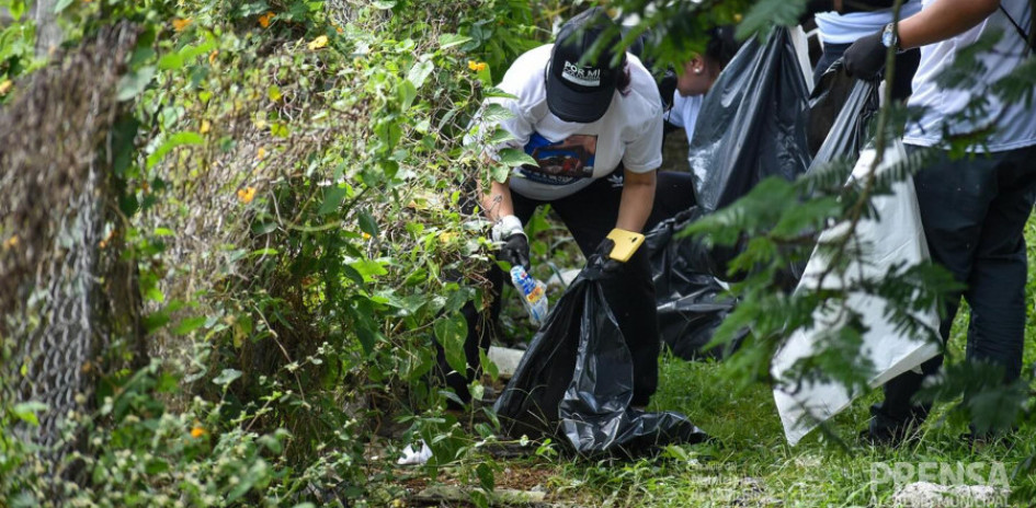 En la jornada de limpieza participaron grupos ambientalistas y estudiantes de los colegios del municipio, quienes con bolsas en mano recogieron inservibles en los alrededores del Parque Lineal.