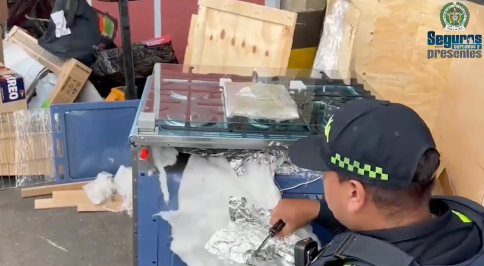 La Policía detuvo en el aeropuerto internacional El Dorado de Bogotá a una mujer que presuntamente pretendía enviar veintiún kilos de marihuana en una estufa