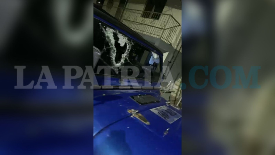 El vehículo en el que se transportaban cerca de 15 aficionados terminó dañado tras el ataque con piedras y a bala.