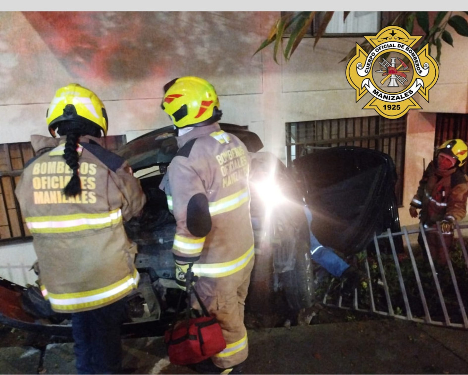 A los dos lesionados los atendieron integrantes del Cuerpo Oficial de Bomberos y la Cruz Roja.