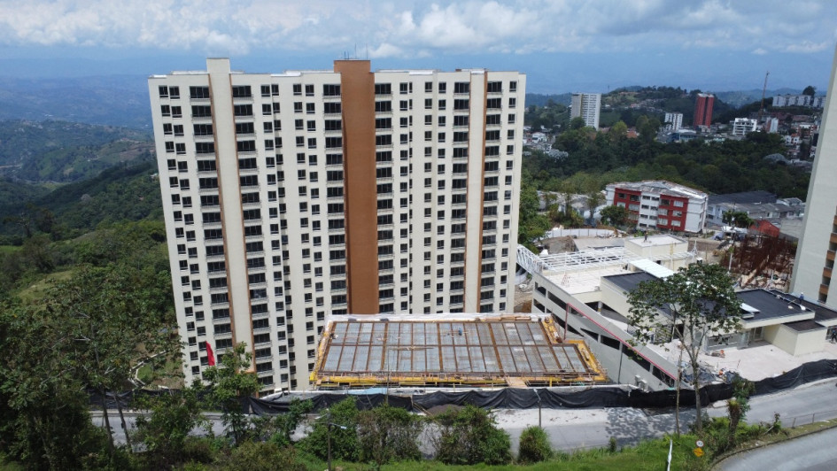 Casa propia: un sueño que toca techo a temprana edad. Tres problemas posponen ilusiones de adquirir un hogar propio. En Manizales, dos jóvenes relatan los retos de ese proyecto de vida. Un experto ofrece consejos y ahonda en el sector.