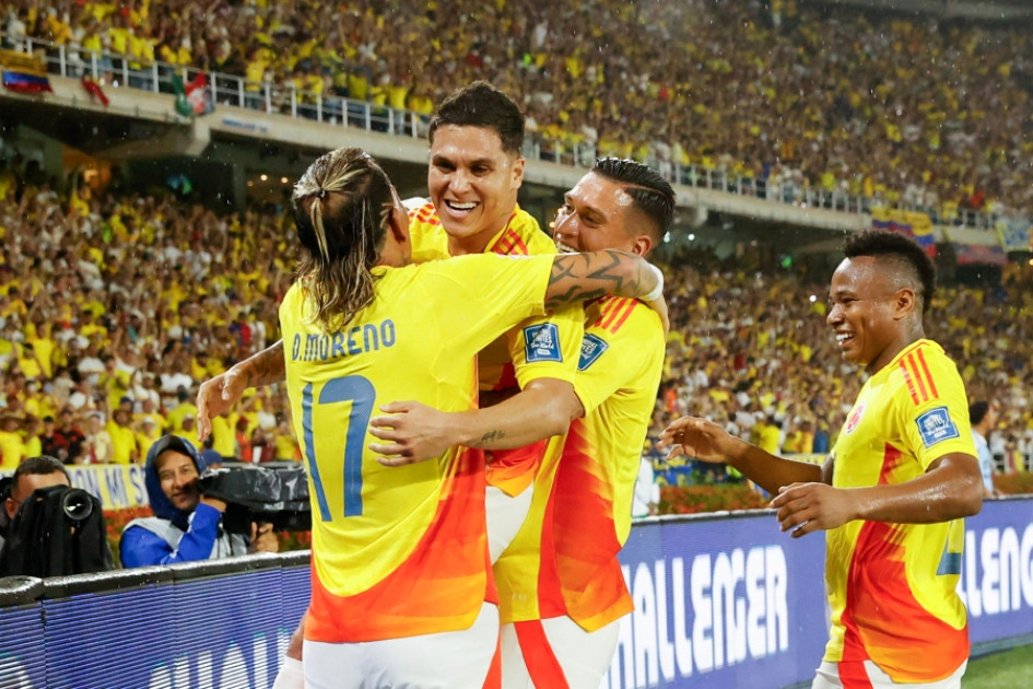 Dayro Moreno abraza a Juan Quintero en celebración del tercer gol de Colombia ante Bolivia en el estadio Metropolitano de Barranquilla. El goleador arrastró marcas para que Juanfer quedara solo y sellara la victoria de la Tricolor.