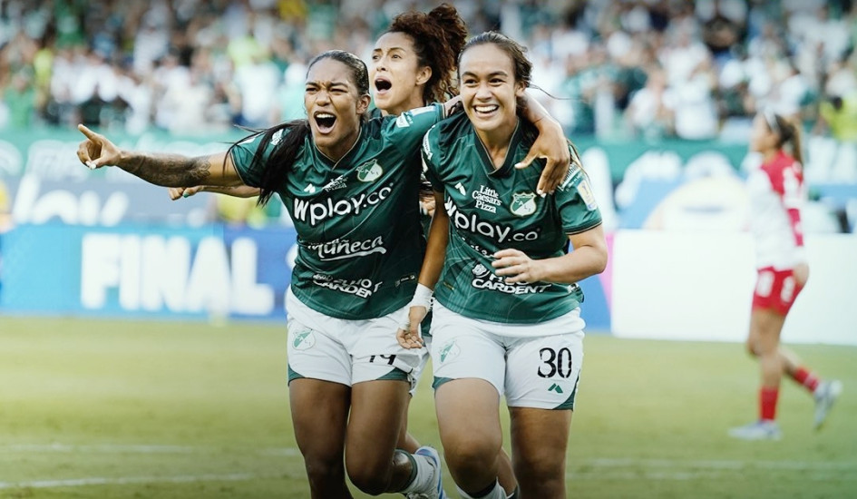 Las jugadoras del Deportivo Cali celebran el gol que les permitió igualar la serie ante Santa Fe para después llevarse el título desde el punto penal.