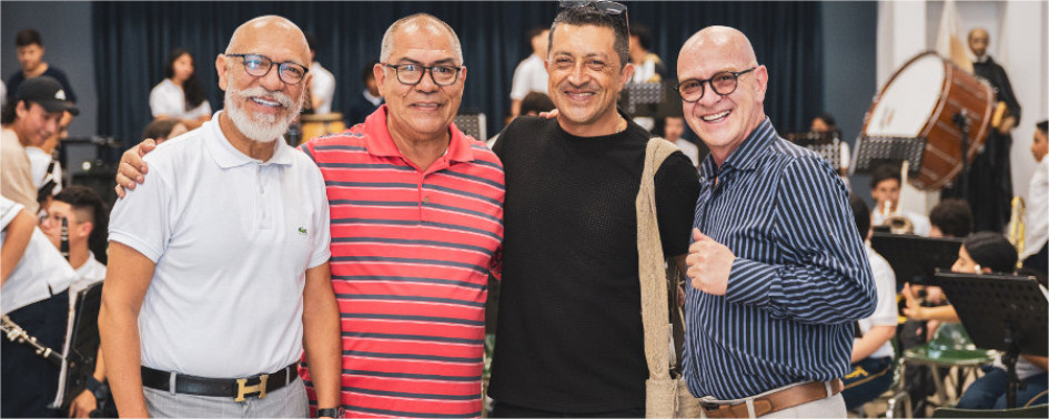 Fotos | Cortesía para LA PATRIA | LA PATRIA Los directores de las bandas estudiantiles Huverney Cristancho (San Luis Gonzaga), Guillermo Ramírez (Institución Educativa Gerardo Arias) y Holver Mauricio Cardona (Institución Educativa Neira) y el sacerdote jesuíta Luis Guillermo Sarasa Gallego. 