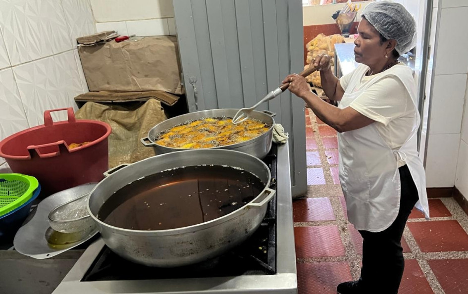 Desde las 2:00 de la mañana se levanta para poder ofrecer en la mañana un producto fresco a sus clientes. Tiene dos grandes sartenes para freír las tortas de chócolo.
