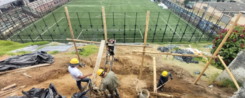 El estadio era de arena y durante los trabajos se afectó una ladera que debió ser intervenida para prevenir riesgos.