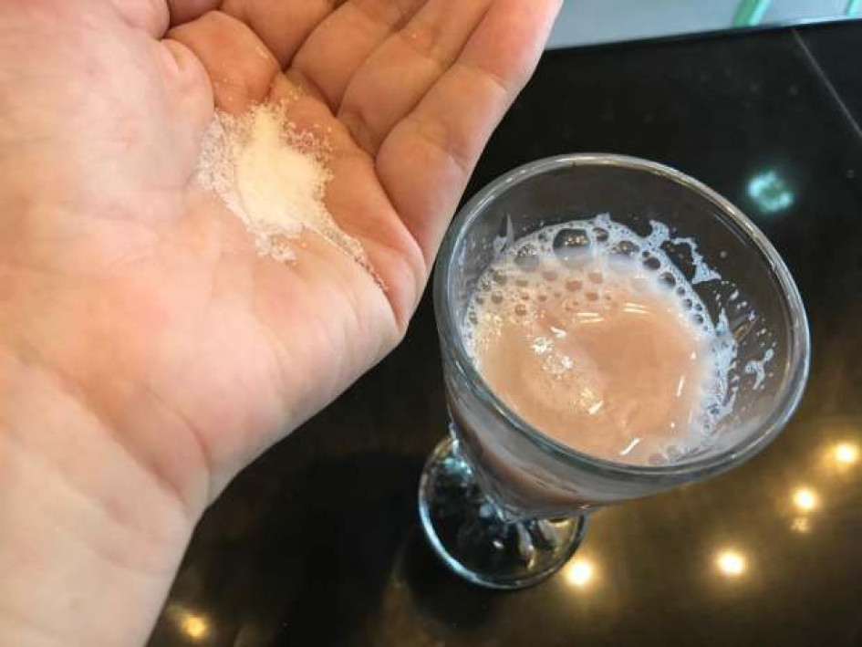 No reciba bebidas ni alimentos de personas desconocidas, por más confiables que parezcan.