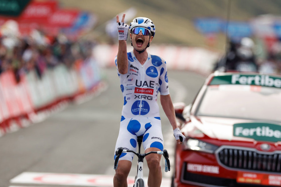 El australiano Jay Vine (UAE), entra vencedor en la cima de Belagua de la décima etapa de La Vuelta a España