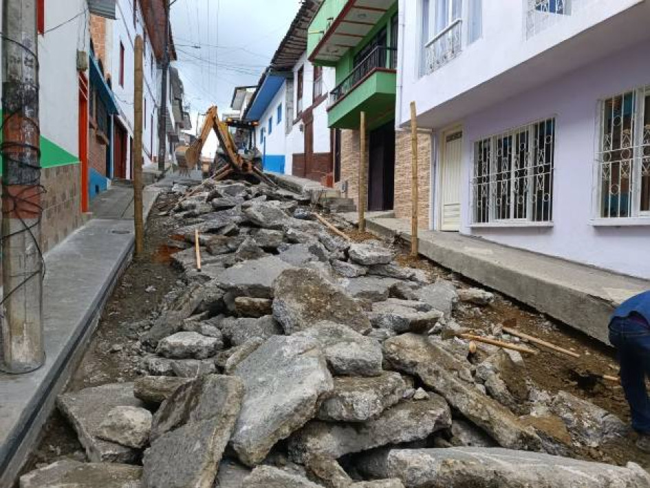 En Caldas continúa la recuperación de vías en mal estado, además del cambio de viejas tuberías. Un pueblo Patrimonio se muestra en evento nacional. Dejan como nueva la cancha. 