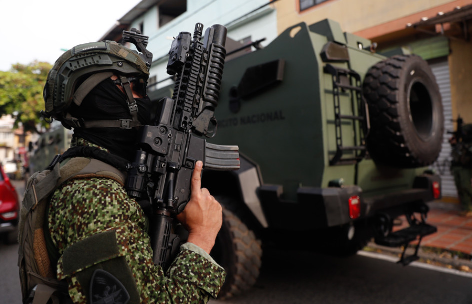 Un integrante del Ejército patrulla el barrio Siloé este jueves, en Cali (Colombia).