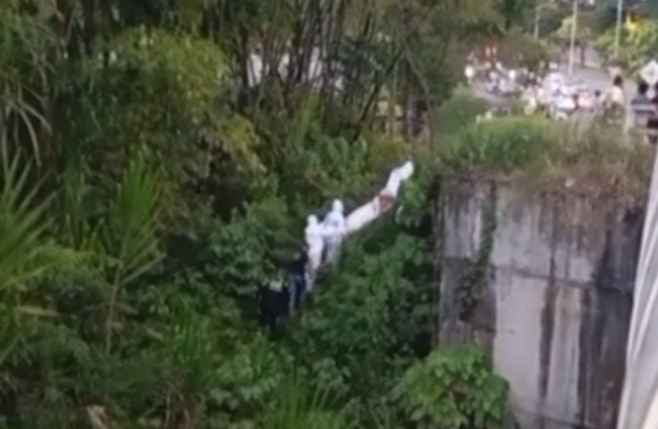 En la quebrada la Víbora, sector del barrio Molivento de Dosquebradas encontraron el cadáver de una persona en avanzado estado de descomposición. 
