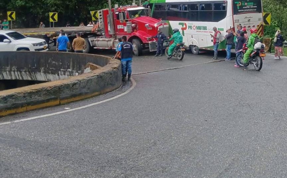 El choque entre la tractomula y el bus fue en esta curva del sector de Sabinas.