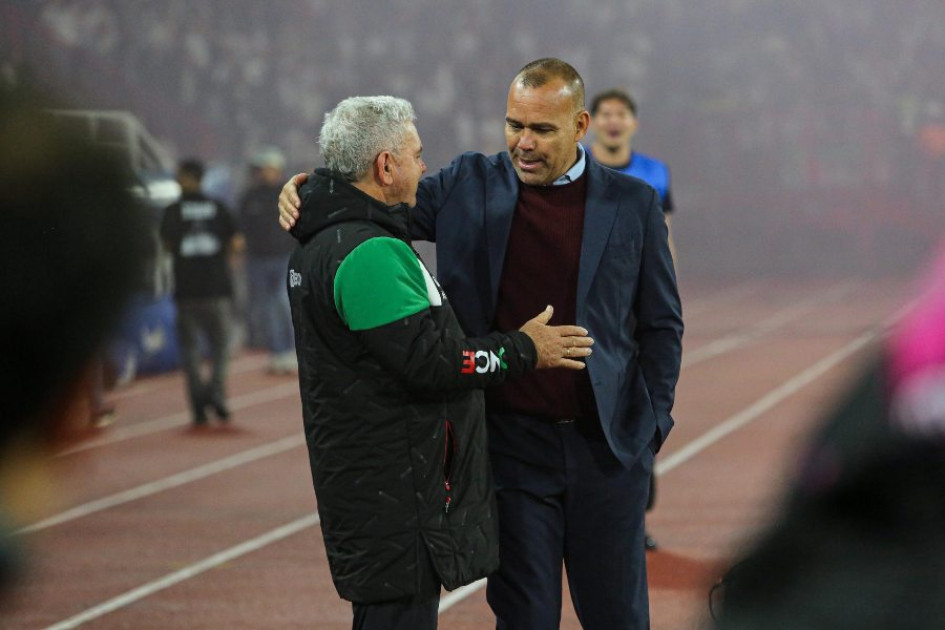 Los técnicos Hernán Darío 'El Arriero' Herrera, del Once Caldas, y Rafael Dudamel, del Deportivo Pereira este viernes en el estadio Palogrande.