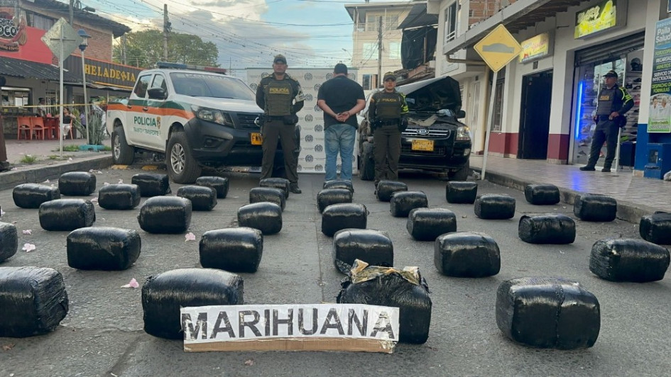 Conductor de carro intentó fugarse de un puesto de control con 254 kilos de marihuana. En la vía La Paila - Armenia se encunetó y lo atraparon 