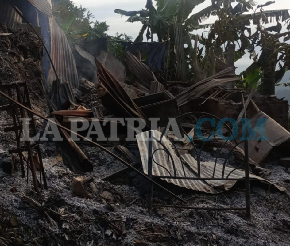El adulto mayor resultó ileso, aunque su vivienda sufrió pérdida total.