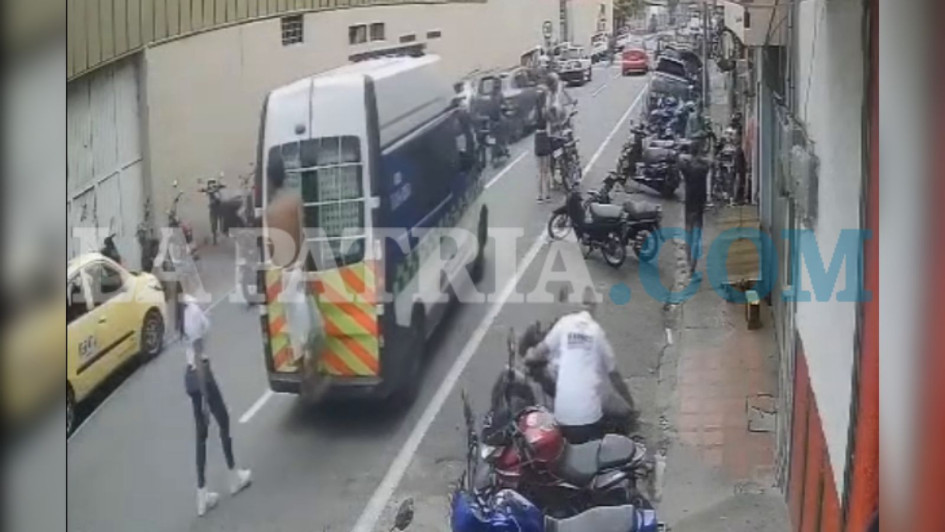 El indigente estuvo colgado del vehículo durante un largo tramo, sin que nadie se percatara de su presencia.