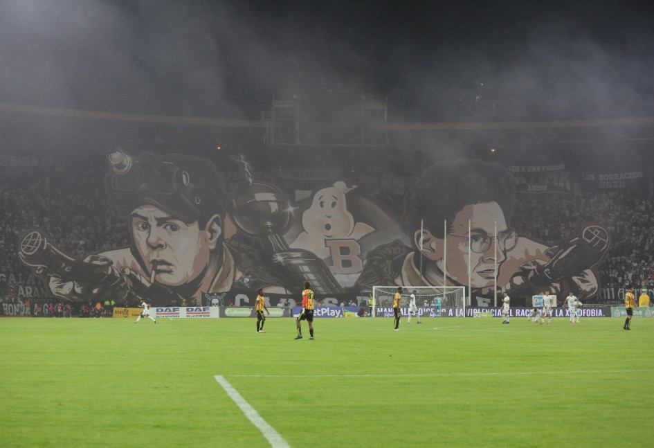 Con este tifo la barra Holocausto Norte le recordó el fantasma del descenso al Deportivo Pereira.