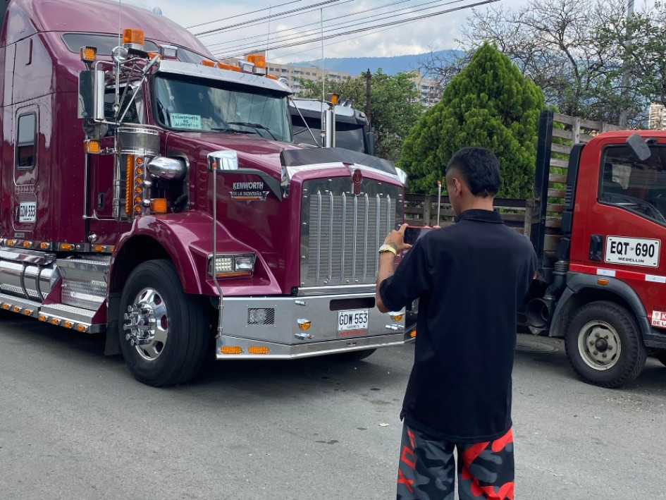 Juan Esteban Ayala Lara, de 19 años, es un joven manizaleño apasionado por el mundo del transporte de carga pesada.