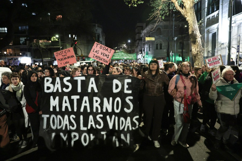  Miles de personas se movilizaron este miércoles en más de una decena de ciudades argentinas en reclamo de justicia por el triple feminicidio.