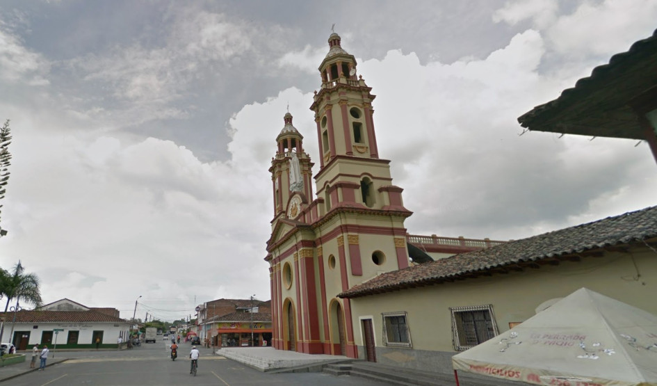 Un grupo de hombres armados, identificados como guerrilleros, asesinó a tiros a tres personas, entre ellos un menor de edad, en la zona rural del municipio colombiano de Ginebra, (Valle del Cauca), informó este sábado el Instituto de Estudios para el Desarrollo y la Paz (Indepaz).  Los hechos, según precisó la ONG, ocurrieron el viernes por la noche, cuando los atacantes, "que se identificaron como guerrilleros", irrumpieron en una vivienda en Ginebra, "sacaron a cuatro personas y las llevaron hasta una vía